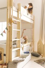 двуетажно легло с чекмеджета в бяло и иглолистен масив