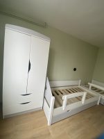 двукрилен гардероб с акцентен цвят при шапката и цокъла