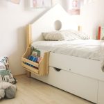 Etajeră suspendată pentru pat