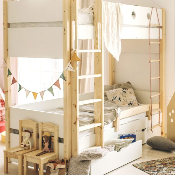 Pat supraetajat cu sertare