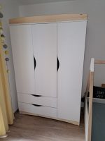 трикрилен гардероб с рафтове лос ти чекмеджета