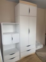 двукрилен гардероб с рафтове, лост за дрехи и чекмеджета, бяло и натурален иглолистен масив