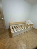 единично легло с чекмдежта с табла към стената от масив