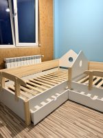 единично легло с чекмеджета и табла към стената от масив