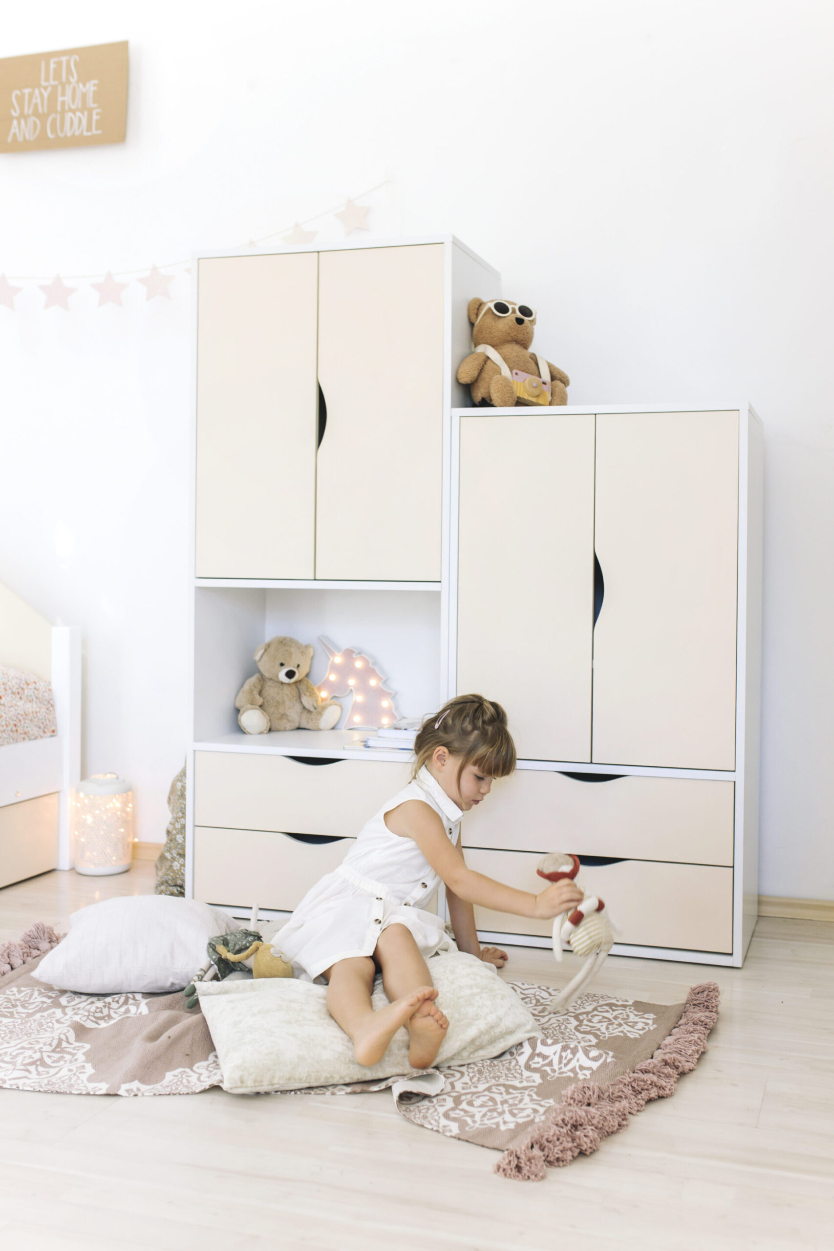 модули за съхранение бежово изрязани дръжки чекмеджета и шкафчета